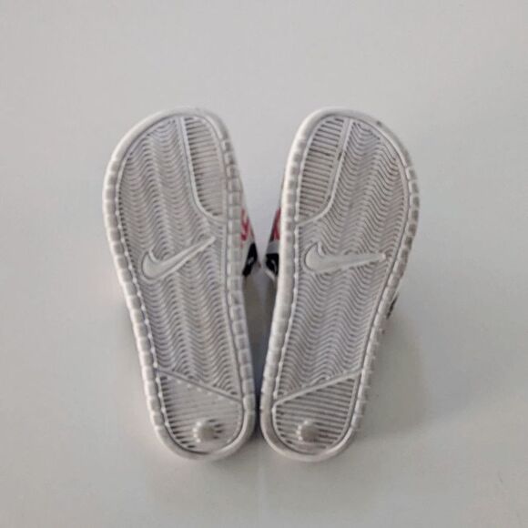 Women's Nike Benassi JDI Floral Black Red Slippers 618919-119 Size 7 Fall 2019 - Picture 4 of 7